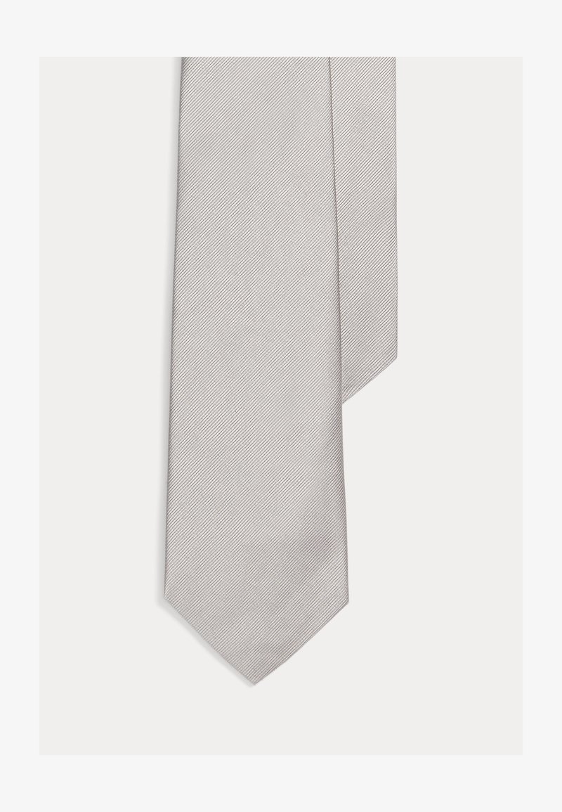 Γκρι μεταξωτή γραβάτα με διακριτικό σχέδιο ψαροκόκκαλο, στενό τελείωμα και λεία υφή, με κλασικό σχέδιο κατάλληλο για επίσημες περιστάσεις.