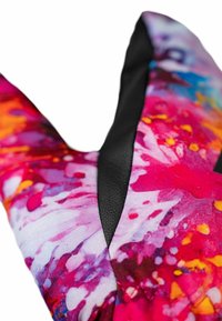 Buntes Gewebe mit abstrakten rosa, orangefarbenen und lila Mustern, kombiniert mit schwarzen Lederakzenten und strukturierten Oberflächen.