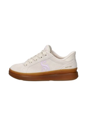 Beige lage sneaker met dikke bruine zool, vetersluiting aan de voorkant en een label met "SLIP-INS" op de hiel van Skechers, zijaanzicht.