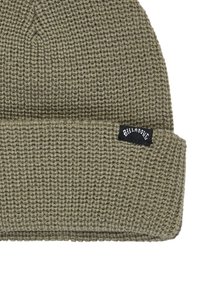 Gorro de punto en verde oliva con un patrón texturizado y un puño doblado. Presenta una etiqueta negra con texto blanco de marca en el lateral.