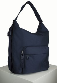 Borsa a spalla blu navy in tessuto strutturato, dotata di un ampio scomparto principale e tasca frontale con zip e dettagli del logo.