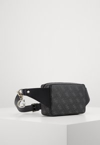 Schwarze Umhängetasche mit Muster, rechteckiger Form, glatter Textur und verstellbarem Riemen. Verfügt über einen Reißverschluss und Metallschmuck.