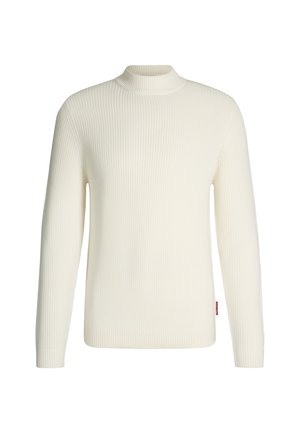 Geribbelde witte coltrui van gebreide stof; heeft lange mouwen, een slim-fit kraag en een rood label aan de zijkant.