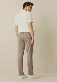 Next MOTION FLEX STRETCH - Vaqueros slim fit - stone natural