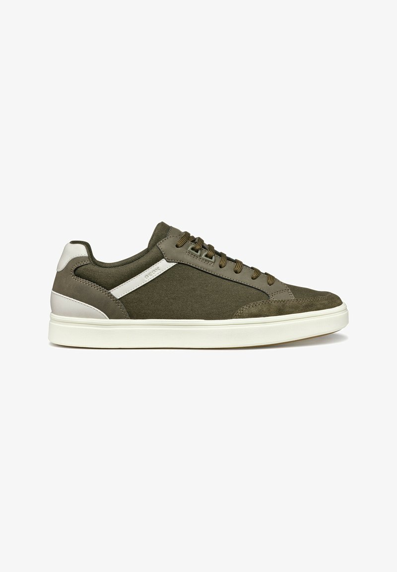 Sneakers in tela verde con accenti in suede, punta tonda e suola in gomma bianca. Presentano lacci oliva e un tab posteriore bianco.