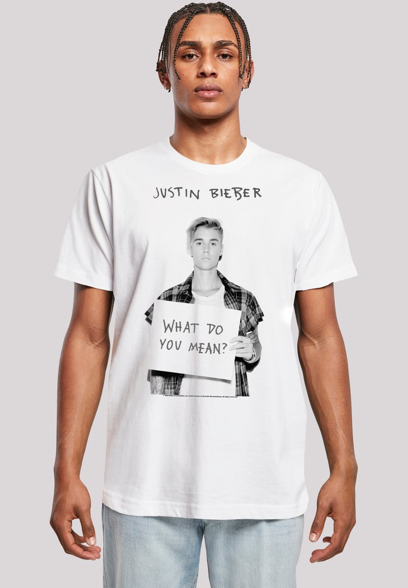 Weißes Baumwoll-T-Shirt mit einem schwarz-weiß Grafik eines Menschen, der ein Schild hält, auf dem "Was meinst du?" steht, mit Text darüber.