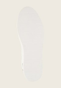 Weiße Schuhsohle mit strukturiertem Oberflächen, ausgestattet mit horizontalen Rillen für besseren Halt und einer abgerundeten Zehenpartie. Sauberes und minimalistisches Design.