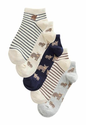 Öt pár bokazokni állat- és csíkos mintákkal, krémszínű, tengerészkék és szürke árnyalatokban, egymáson átfedve elrendezve fehér háttéren.