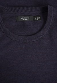Mornarsko modra merino volnena jopica s krožnim ovratnikom, fino pleteno teksturo in oznako, ki prikazuje "Matinique" in "100% Merino." Velikost L.