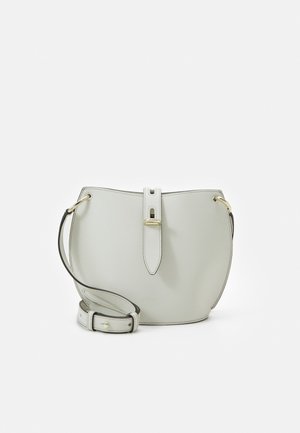 Helle graue Lederhandtasche mit runder Form, ausgestattet mit einem oberen Klappenverschluss, goldenen Hardware-Akzenten und einem verstellbaren Tragegurt.