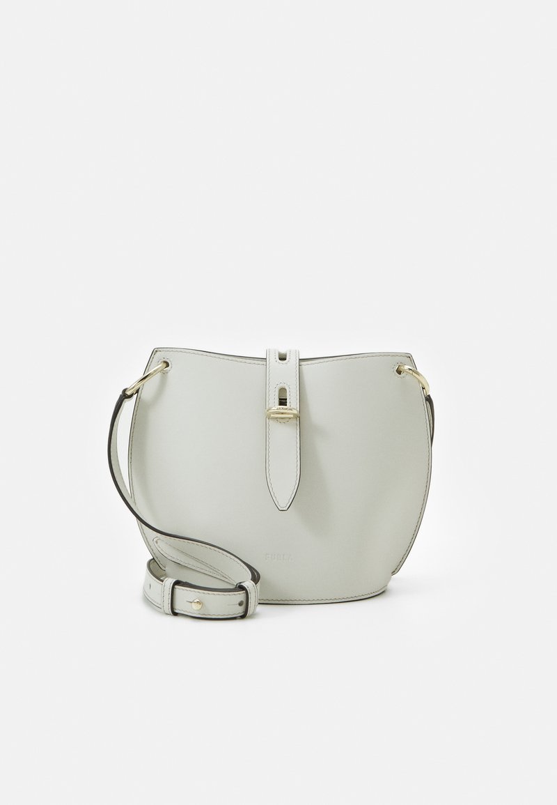 Šviesiai pilkos odinės rankinės apvalios formos, su viršutine užsegimo uždanga, auksiniais akcentais ir reguliuojama dirželiu.