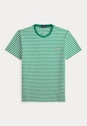 Tričko s krátkym rukávom a okrúhlym výstrihom, so zelenými a bielymi horizontálnymi pruhmi a malým oranžovým logom Polo Ralph Lauren na ľavej strane hrude.