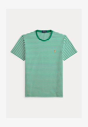 Camiseta de manga corta con cuello redondo, con rayas horizontales verdes y blancas y pequeño logo naranja de Polo Ralph Lauren en el pecho izquierdo.