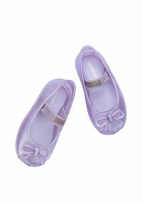 Bailarinas de plástico morado con un suave brillo, un detalle de lazo en la punta y una correa elástica multicolor a lo largo del empeine.