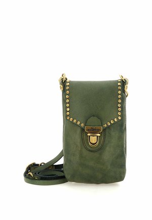 Piccola borsa a tracolla verde in pelle con borchie dorate e chiusura, marca Campomaggi, con una lunga tracolla regolabile arrotolata accanto.