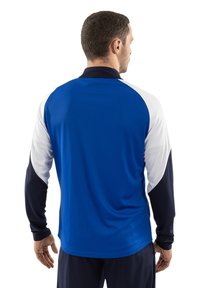 Langarm sportshirt met een blauwe romp, witte schouderpanelen en marineblauwe mouwen, gemaakt van lichtgewicht, flexibel materiaal.