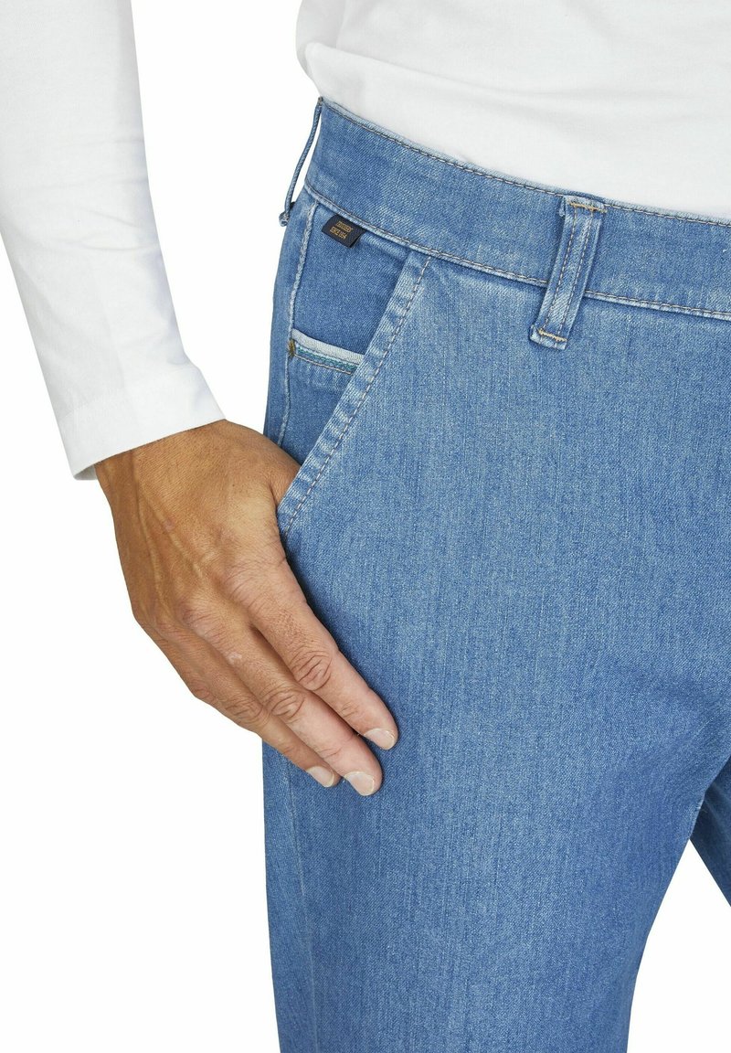 Hellblaue Jeans aus Denim mit geradem Schnitt, ausgestattet mit einer vorderen Tasche und einem kontrastierenden, genähten Etikett in der Nähe des Bunds.