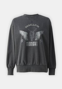 Šedá mikina s dlouhými rukávy, žebrovanými manžetami a spodním lemem, s grafickým motivem motocyklu s křídly a bílým textem "REBELLION MIDNIGHT".