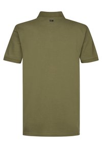 Olive zelená polo tričko vyrobené z bavlny, s límečkem a krátkými rukávy. Jednoduchý design s čistými liniemi a bez viditelných vzorů.