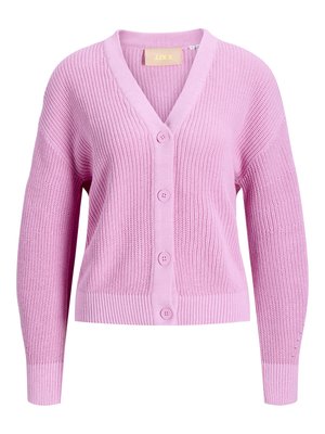 Cardigan rose tricoté avec manches longues, col en V et quatre boutons sur le devant, avec poignets et ourlet côtelés.