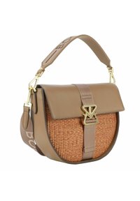 Borsa in pelle marrone con una parte anteriore in rattan intrecciato, hardware dorato e una tracolla ampia con logo. Presenta una chiusura a flap e texture contrastanti.