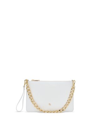 Witte leren clutch met goudkleurige kettingband, polslus en klein goudkleurig logo in het midden aan de voorkant.