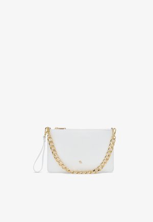 Pochette en cuir blanc avec chaîne dorée, anse pour poignet et petit logo doré centré à l'avant.