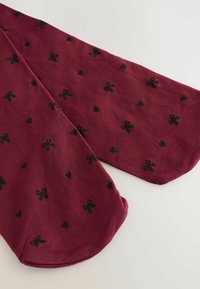 Burgunderfarbener Stoffschal mit einem Muster aus schwarzen Schleifen und kleinen Herzen; weiche Textur mit abgerundeten Kanten.