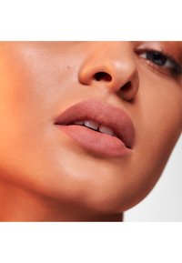 ESTÉE LAUDER PURE COLOR WHIPPED MATTE - Rouge à lèvres liquide - 01 921 air kiss