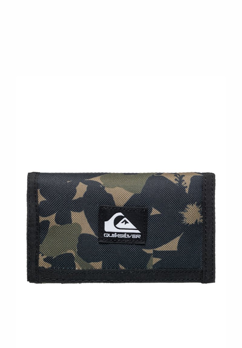 Cartera de camuflaje negra y verde oliva con un acabado texturizado, que presenta un parche con el logo de Quiksilver en la parte frontal y un diseño plegable.