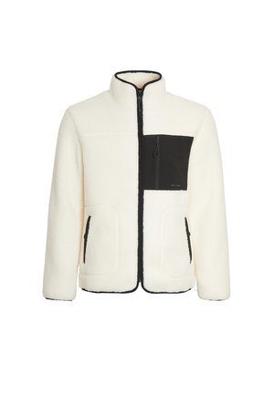 Weiße Fleecejacke mit einer schwarzen, mit Reißverschluss versehenen Brusttasche und seitlichen Taschen. Sie verfügt über einen Stehkragen und kontrastierende schwarze Kanten.
