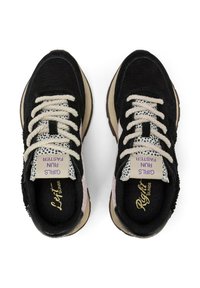 Scarpe sportive nere e beige con tessuti testurizzati, chiusura con lacci e dettaglio a pois sulla linguetta. Etichette del marchio visibili all'interno.