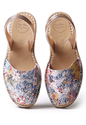 Lædersandaler med en farverig, vævet mesh-overdel med et blomstermønster, en beige lædersål og metalliske pink remme.