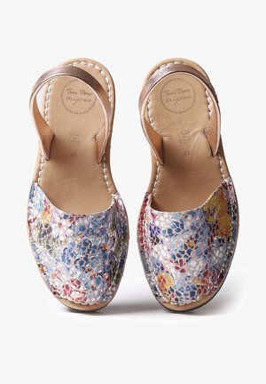 Sandales en cuir avec une tige en mesh tissée colorée ornée d'un motif floral, une semelle en cuir beige et des sangles métalliques roses.