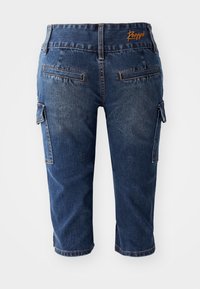 Denim cargo capris tummalla sinisellä pesulla, joissa on kaksi sivutaskua, ommeltu vyötärö ja kontrastivärinen oranssi logo yksityiskohtana takana.