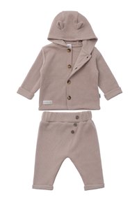 Beige gestricktes Baby-Outfit mit einer Kapuze mit Ohren, Knopfverschlüssen an der Jacke und einer Hose mit einem weichen Bündchen und drei Knöpfen.