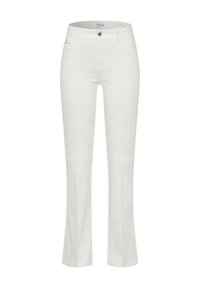 Witte denim flared broek met knoopsluiting, voorzien van voorzakken en een subtiele gouden logo-accent nabij de taille. Soepele textuur.