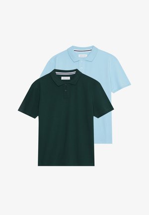 Due polo shirt: una verde scuro e una azzurra chiara. Entrambi presentano un design classico con maniche corte e colli a bottoni.