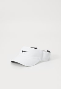 Gorra visera blanca de Nike con el logo de swoosh negro, presenta una tela texturizada, un ala curva y una correa ajustable en la parte posterior.