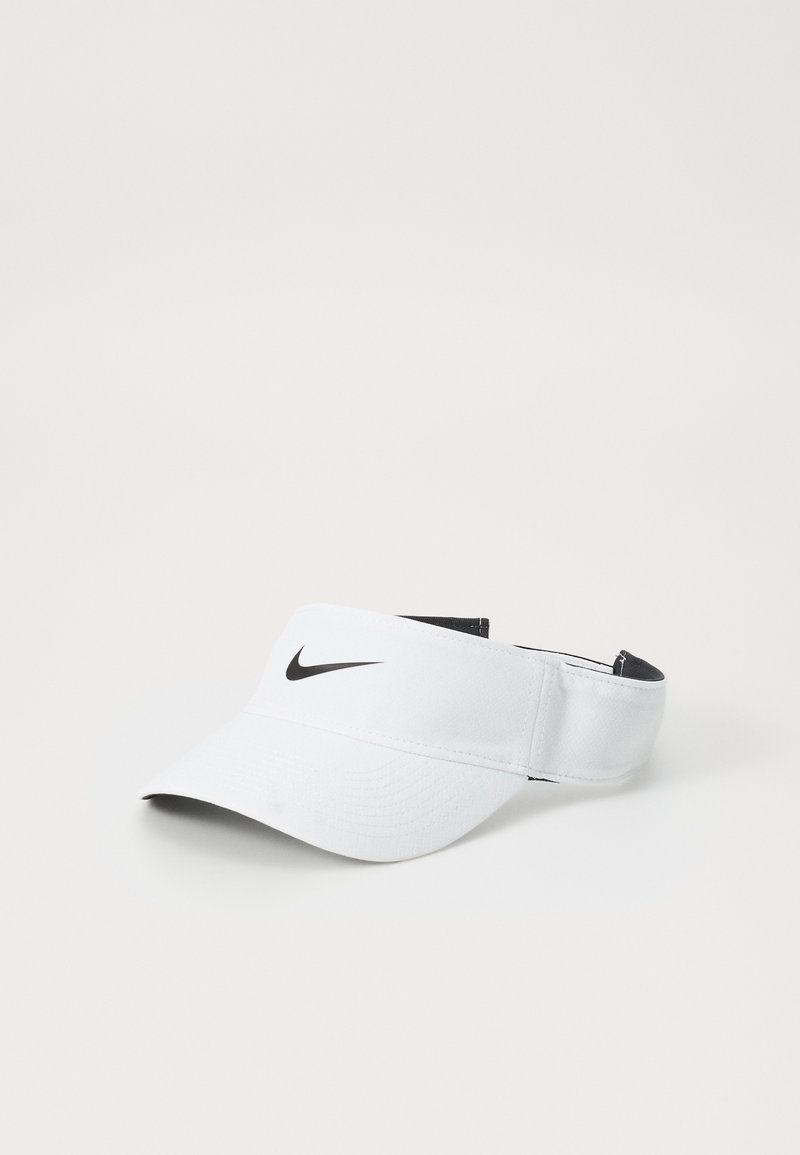 Gorra visera blanca de Nike con el logo de swoosh negro, presenta una tela texturizada, un ala curva y una correa ajustable en la parte posterior.