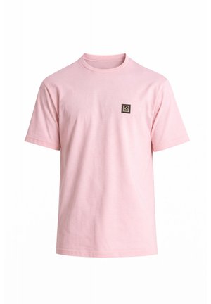 Camiseta de manga corta color rosa claro con cuello redondo y un pequeño logo cuadrado negro y dorado en la parte superior izquierda del pecho.