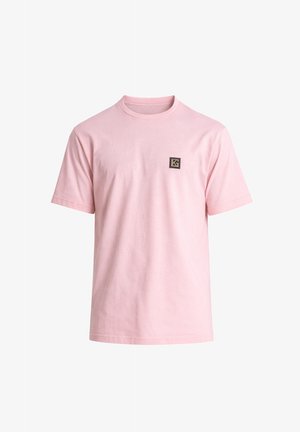 Camiseta de manga corta color rosa claro con cuello redondo y un pequeño logo cuadrado negro y dorado en la parte superior izquierda del pecho.