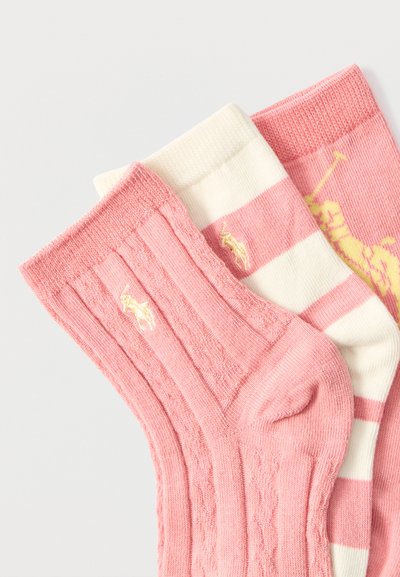 Τρία ζευγάρια κάλτσες αστραγάλου σε αποχρώσεις του ροζ και του λευκού, με σχέδια πλεκτά κοτσίδες, ρίγες και λογότυπο με παίκτη πόλο.