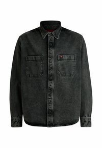 Camicia in denim nero con maniche lunghe, colletto button-down, due tasche sul petto e un piccolo etichetta rossa sul taschino sinistro.
