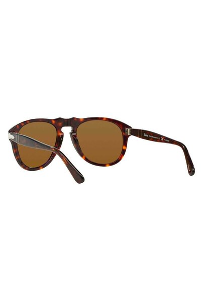 Gafas de sol de carey con lentes polarizados marrones. Diseño clásico con brazos ligeramente curvados y acentos de metal en las bisagras.