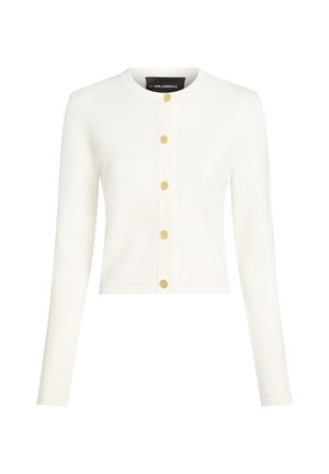 Weißer, kurzer Cardigan aus weichem Strickmaterial, mit langen Ärmeln und sechs goldfarbenen Knöpfen auf der Vorderseite.