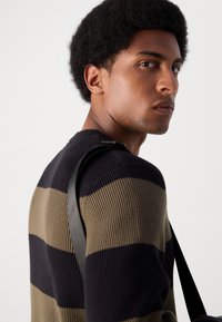 Lindbergh BLOCK - Pulover - olive
