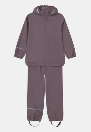 Das wasserfeste Set umfasst eine lila Jacke mit Kapuze und elastischen Bündchen sowie passende Hosen mit elastischem Bund und reflektierenden Akzenten.
