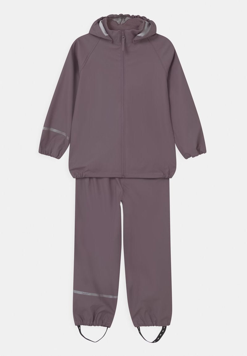 Waterdichte set omvat een paarse jas met een capuchon en elastische manchetten, en bijpassende broek met een elastische tailleband en reflecterende accenten.