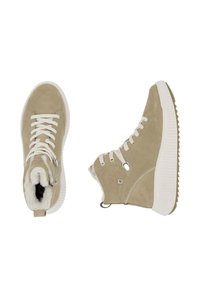 Beige suède enkellaarsjes met witte veters, een zachte voering en een textuur van rubberen zolen. Kenmerken zijn zijritsen en een ronde neus.